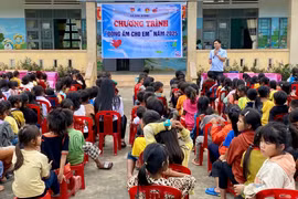 Tặng 400 chiếc áo ấm cho học sinh Trường Phổ thông Dân tộc bán trú Tiểu học Hà Đông