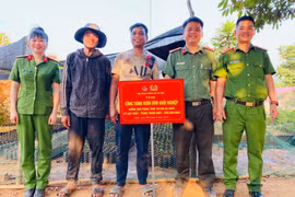 Chi đoàn Công an xã Hra tặng 5.000 cây giống cà phê cho người dân làng K’Dung