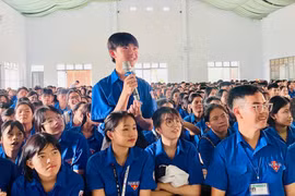 Tư vấn tâm lý và định hướng nghề nghiệp cho hơn 800 học sinh Trường THPT Hoàng Hoa Thám