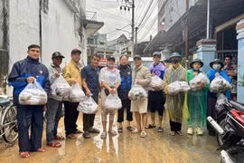 Hội Doanh nhân trẻ Bình Định trao tặng cơm và nước uống cho người dân phường Quy Nhơn Tây. Ảnh: ĐVCC