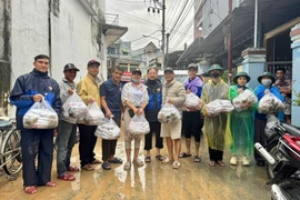 Hội Doanh nhân trẻ Bình Định trao tặng cơm và nước uống cho người dân phường Quy Nhơn Tây. Ảnh: ĐVCC