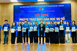 Ban Chấp hành Đoàn trường Đại học Quy Nhơn trao quyết định thành lập 12 đội hình “Bình dân học vụ số” cấp trường. Ảnh: M.N