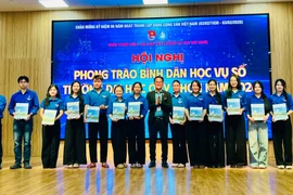 Ban Chấp hành Đoàn trường Đại học Quy Nhơn trao quyết định thành lập 12 đội hình “Bình dân học vụ số” cấp trường. Ảnh: M.N