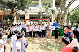 300 học sinh Trường Tiểu học Kông Lơng Khơng học cách phòng-chống rác thải nhựa
