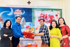 Anh Đỗ Đức Thanh (thứ 2 từ trái sang) tặng quà chúc mừng Câu phó Võ Cường (thứ 3 từ phải sang) nhân dịp Giáng sinh. Ảnh: ĐVCC