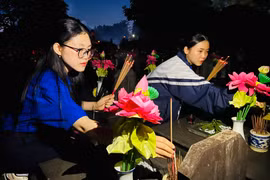 Dâng hương, dâng hoa và thắp nến tri ân tại Nghĩa trang Liệt sĩ tỉnh Gia Lai