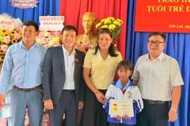 Trao Huy hiệu “Tuổi trẻ dũng cảm” cho học sinh cứu người đuối nước ở xã Chư Sê