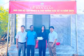 Bàn giao nhà tình nghĩa cho hộ nghèo ở làng Kom Ngó