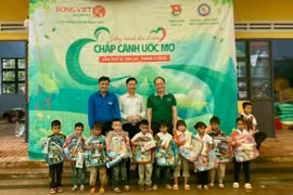 Tặng 470 triệu đồng đầu tư cơ sở vật chất cho Trường Tiểu học và THCS Nguyễn Đình Chiểu