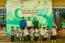 Tặng 470 triệu đồng đầu tư cơ sở vật chất cho Trường Tiểu học và THCS Nguyễn Đình Chiểu
