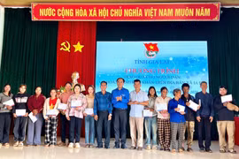 Tỉnh đoàn Gia Lai tặng 450 suất quà cho người dân các xã phía Tây 