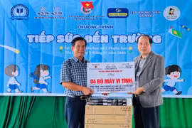 Chi đoàn Báo và PTTH Gia Lai tặng quà hỗ trợ học sinh Trường Tiểu học số 2 Phước Sơn