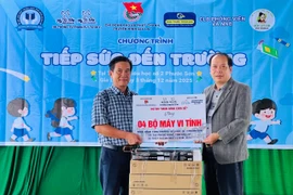 Chi đoàn Báo và PTTH Gia Lai tặng quà hỗ trợ học sinh Trường Tiểu học số 2 Phước Sơn