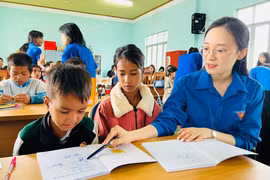 Cô giáo Gen Z truyền cảm hứng học tiếng Anh cho học sinh Pleiku