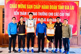 Tỉnh Đoàn-Hội LHTN Việt Nam tỉnh Gia Lai tuyên dương cầu thủ Châu Ngọc Quang và Trần Trung Kiên