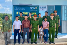 Bàn giao nhà tình nghĩa cho hộ nghèo ở xã Kông Yang