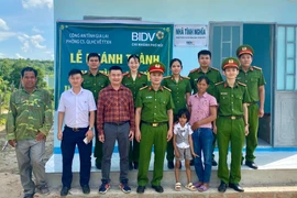 Bàn giao nhà tình nghĩa cho hộ nghèo ở xã Kông Yang