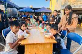 Nấu 200 suất ăn miễn phí cho thiếu nhi làng Têng 2