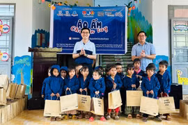 Tặng 500 chiếc áo ấm cho học sinh huyện Chư Pưh