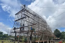 Bà con làng Kon Băh chung tay dựng lại nhà rông