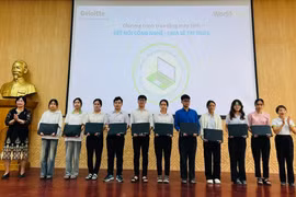 Tặng 16 suất học bổng “Thắp sáng tương lai” cho sinh viên Gia Lai