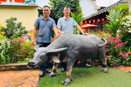 Thầy giáo Nguyễn Văn Xuyền thổi hồn vào những bức tượng xi măng