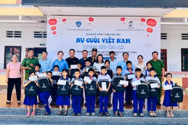 Trung đoàn Cảnh sát Cơ động Nam Trung Bộ tặng học bổng cho học sinh xã Đề Gi