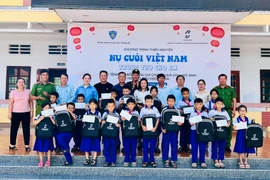 Trung đoàn Cảnh sát Cơ động Nam Trung Bộ tặng học bổng cho học sinh xã Đề Gi