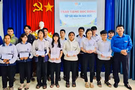 Pleiku: Trao 75 suất học bổng “Tiếp sức mùa thi” cho học sinh lớp 12