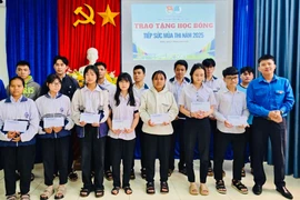 Pleiku: Trao 75 suất học bổng “Tiếp sức mùa thi” cho học sinh lớp 12