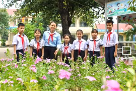 Giáo viên làm Tổng phụ trách Đội Trường Tiểu học Nay Der được nhận giải thưởng “Cánh én hồng”