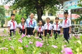 Giáo viên làm Tổng phụ trách Đội Trường Tiểu học Nay Der được nhận giải thưởng “Cánh én hồng”