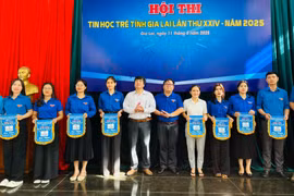 Ban tổ chức trao cờ lưu niệm cho các các Huyện Đoàn, Thị Đoàn, Thành Đoàn có thí sinh tham gia hội thi. Ảnh: P.L