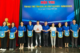 Ban tổ chức trao cờ lưu niệm cho các các Huyện Đoàn, Thị Đoàn, Thành Đoàn có thí sinh tham gia hội thi. Ảnh: P.L