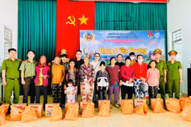 Tặng 404 phần quà cho người dân và thiếu nhi xã Ia Broăi