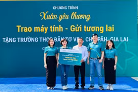 Tặng 15 máy tính và 40 suất học bổng cho Trường Trung học cơ sở Đăk Tơ Ver