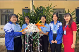 Cô Nguyễn Thị Thanh Sen (bìa phải) triển khai cuộc thi trang trí nón lá, giúp học sinh thể hiện sự sáng tạo. Ảnh: P.L