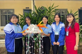 Cô Nguyễn Thị Thanh Sen (bìa phải) triển khai cuộc thi trang trí nón lá, giúp học sinh thể hiện sự sáng tạo. Ảnh: P.L