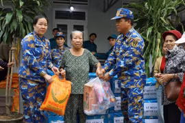 Bộ Tư lệnh Vùng 4 Hải quân tặng 550 suất quà cho người dân xã Tuy Phước