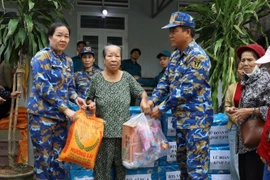 Bộ Tư lệnh Vùng 4 Hải quân tặng 550 suất quà cho người dân xã Tuy Phước