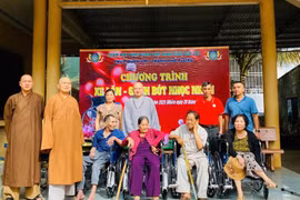 Chùa Quan Âm tặng 10 xe lăn cho người khuyết tật ở thành phố Pleiku
