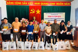 Gia Lai: Tặng 200 suất quà cho người khuyết tật, trẻ mồ côi và trẻ em có hoàn cảnh khó khăn