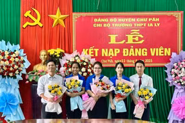 Trong 5 đảng viên vừa được Chi bộ Trường THPT Ya Ly tổ chức lễ kết nạp, có 3 đảng viên mới là học sinh. Ảnh: V.T