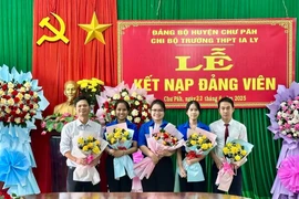 Trong 5 đảng viên vừa được Chi bộ Trường THPT Ya Ly tổ chức lễ kết nạp, có 3 đảng viên mới là học sinh. Ảnh: V.T