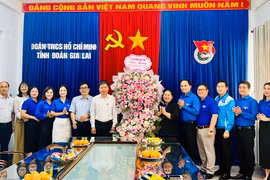Phó Chủ tịch UBND tỉnh Nguyễn Hữu Quế tặng hoa chúc mừng Tỉnh Đoàn nhân ngày kỷ niệm 26-3