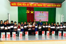 Bàn giao công trình “Nhà nội trú cho em” cho Trường Phổ thông dân tộc bán trú Tiểu học và THCS Nguyễn Khuyến