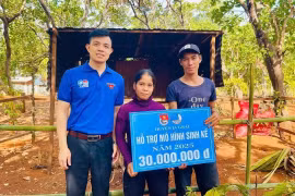 Ia Grai: Trao kinh phí hỗ trợ sinh kế cho 3 thanh niên ở xã Ia Grăng