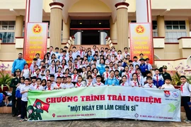 “Một ngày em làm chiến sĩ”