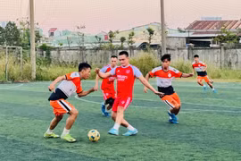 Trận chung kết tranh giải nhất, nhì giữa đội bóng Hoàng Thi Transport FC và Gym Nghĩa Hà FC. Ảnh: M.N