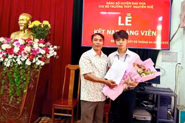 Chi bộ Trường THPT Nguyễn Huệ kết nạp Đảng cho 1 học sinh